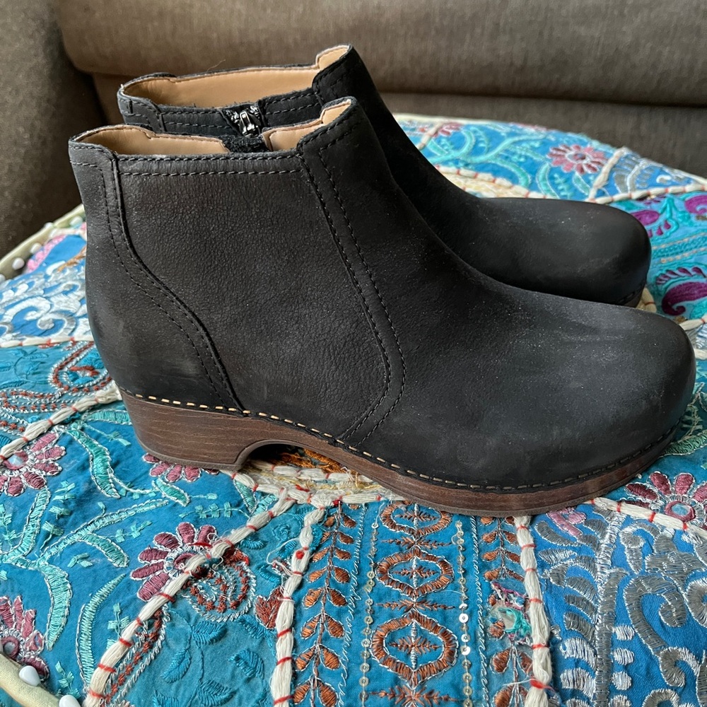 Dansko Barbara Burnished black size 38. Zip bootie clog new